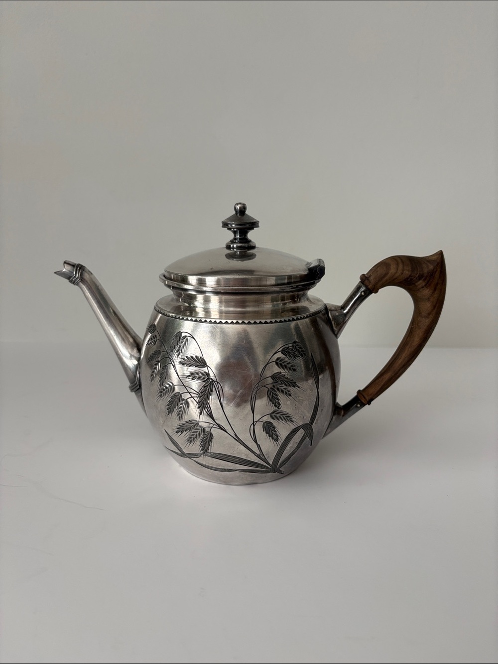 Antique Victorian Meriden B. Co Quadruple Plate Teapot Wood Handle Pattern 1965